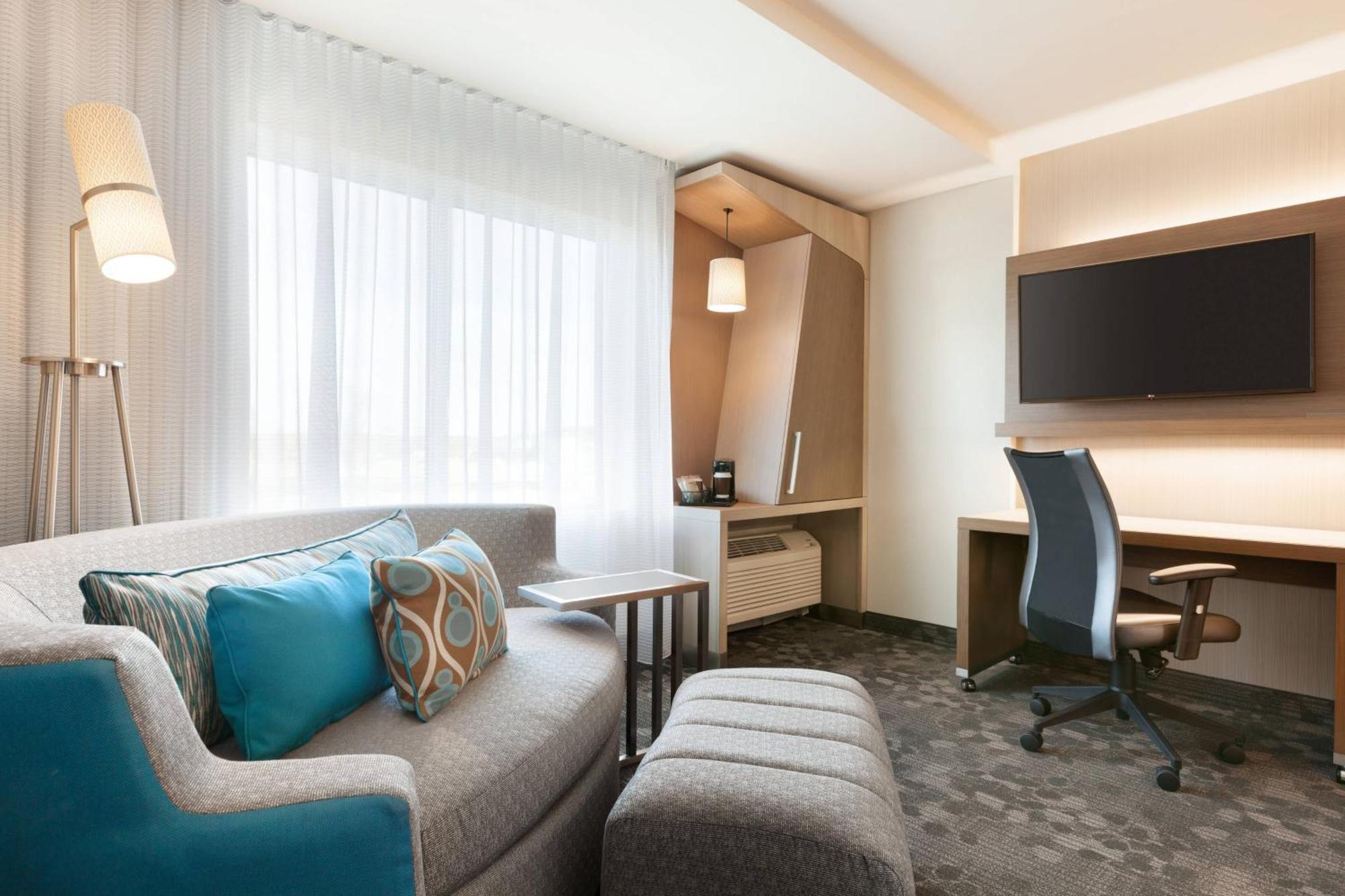 Courtyard By Marriott Boston Dedham/Westwood Hotell Exteriör bild